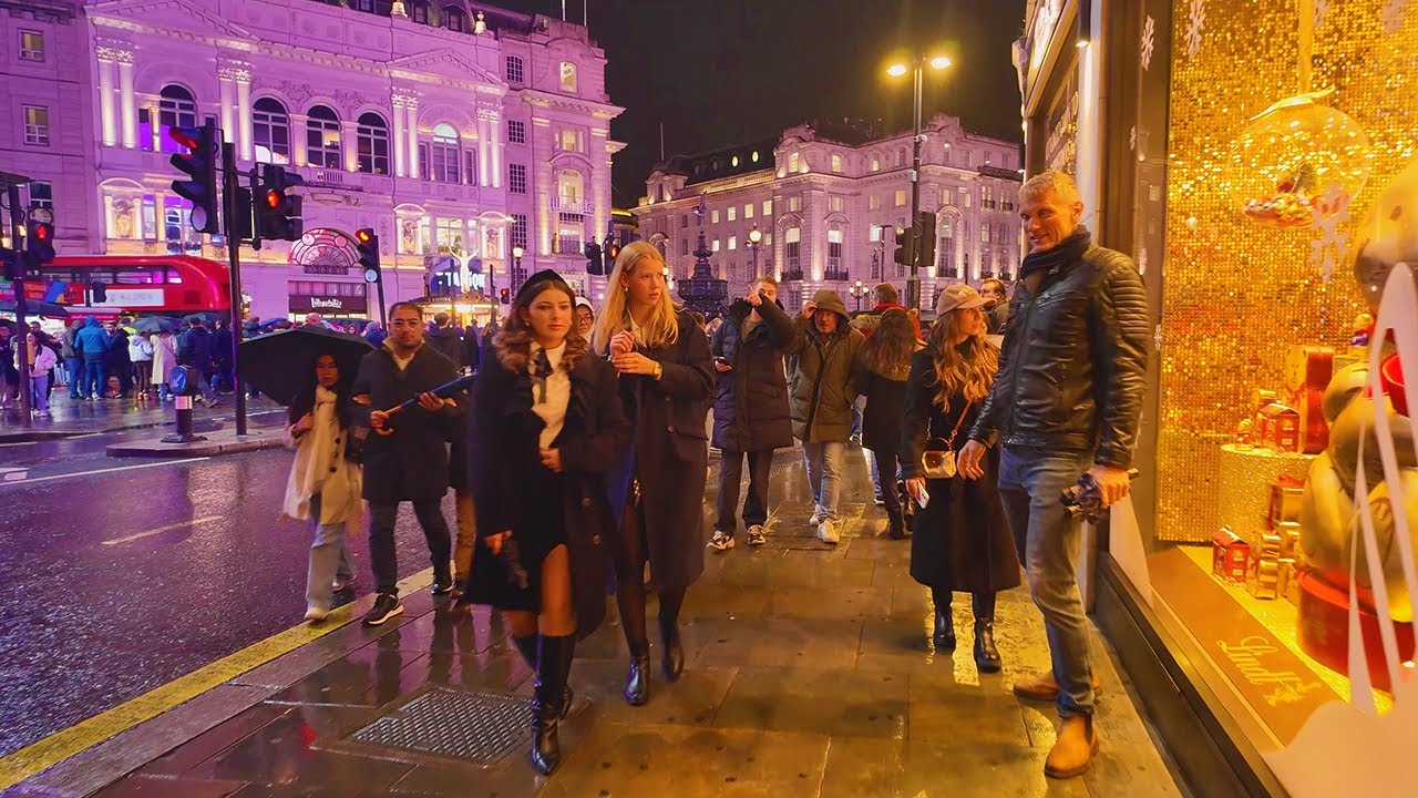 London Rush Hour Walk In The Rain 2025 🇬🇧 | Soho, Piccadilly Circus & Oxford Street | 4K