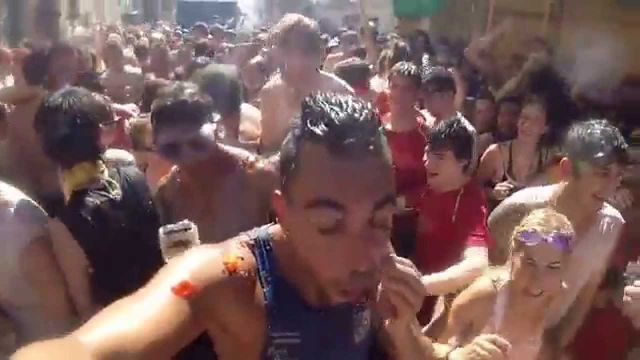 La Tomatina de Buñol 2014 [31]: Llegada del Segundo Camión e inicio de la guerra del tomate