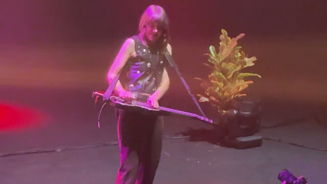 Larkin Poe Kick the Blues best ever  rockin’ guitar at the Hammersmith Odeon 15th of November 2025