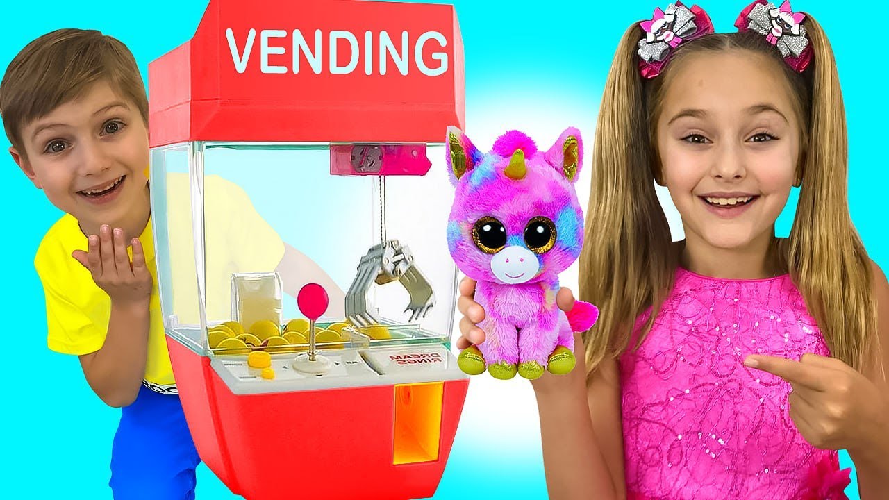 Sasha, Max và mẹ giả vờ chơi với máy bán hàng tự động