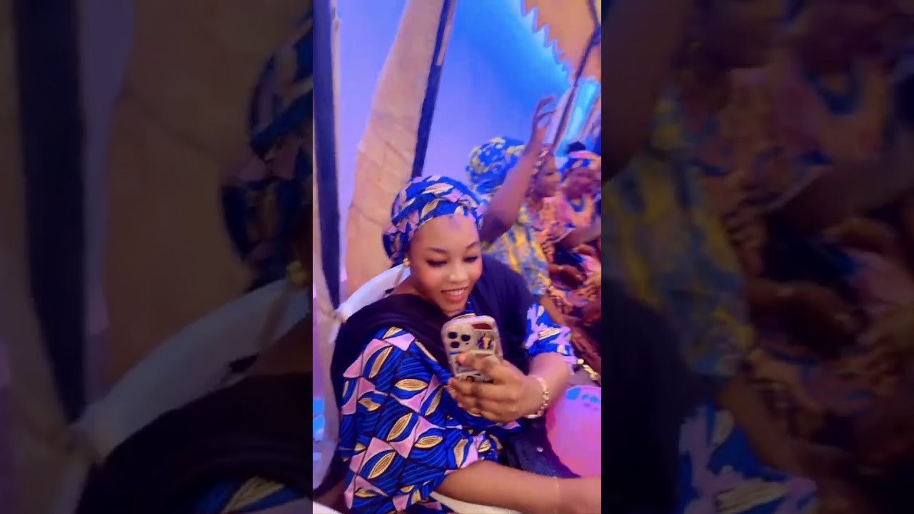 MARIAM BAH ET SON STAFF HABILLÉS PAR HOLLANTEX DIABIBA DE DALLA KOÏTA 