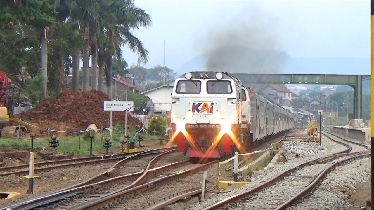 HUNTING KERETA API SORE DI STASIUN CICALENGKA