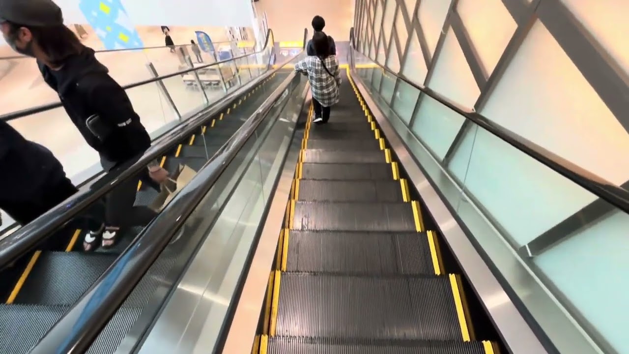 ららぽーと沼津　エスカレーター中央　下り