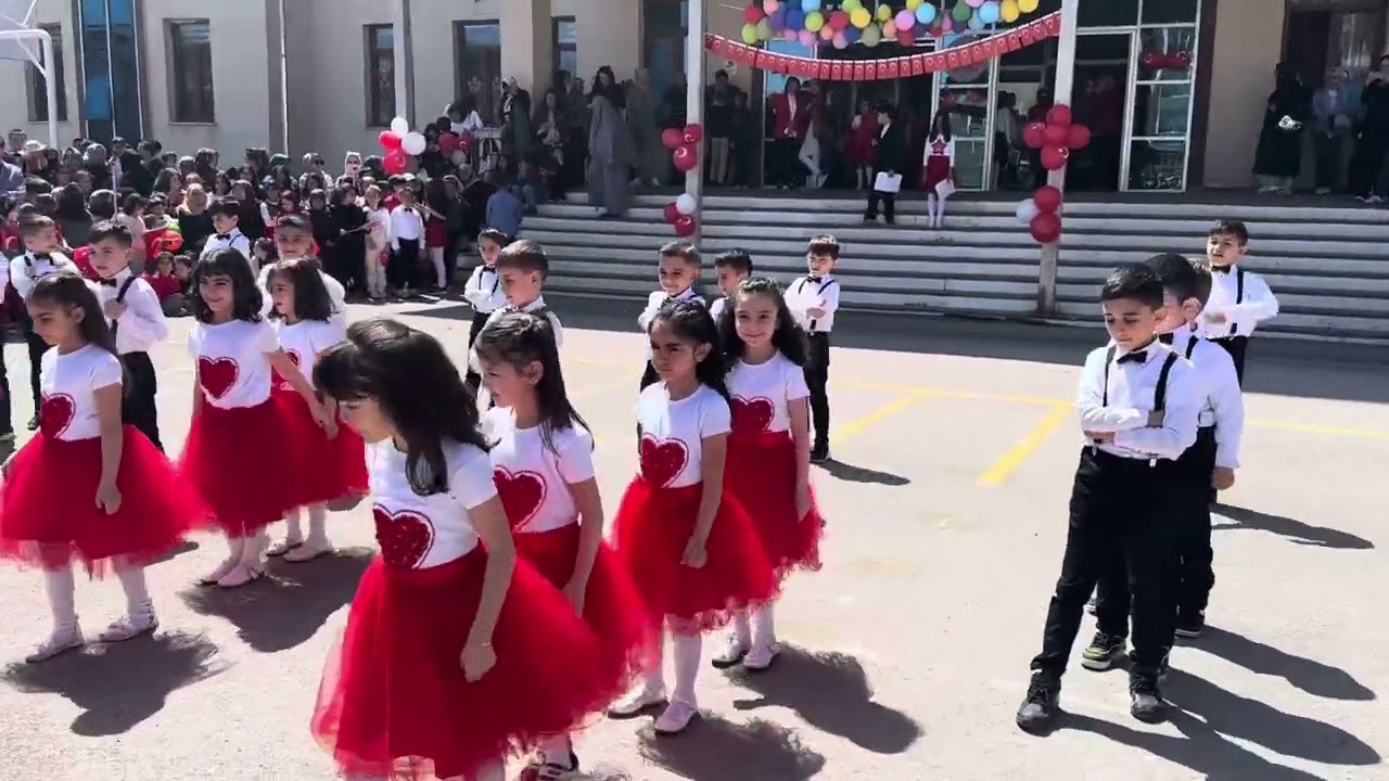 23 Nisan Bahçe Duvarından Aştım. 1 Sınıf Gösterisi