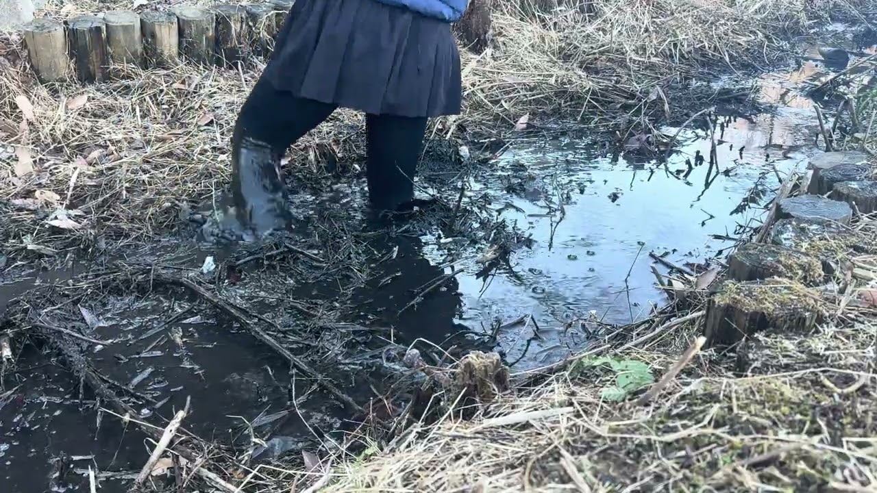 泥遊び中思ったより深くて長靴が意味ない