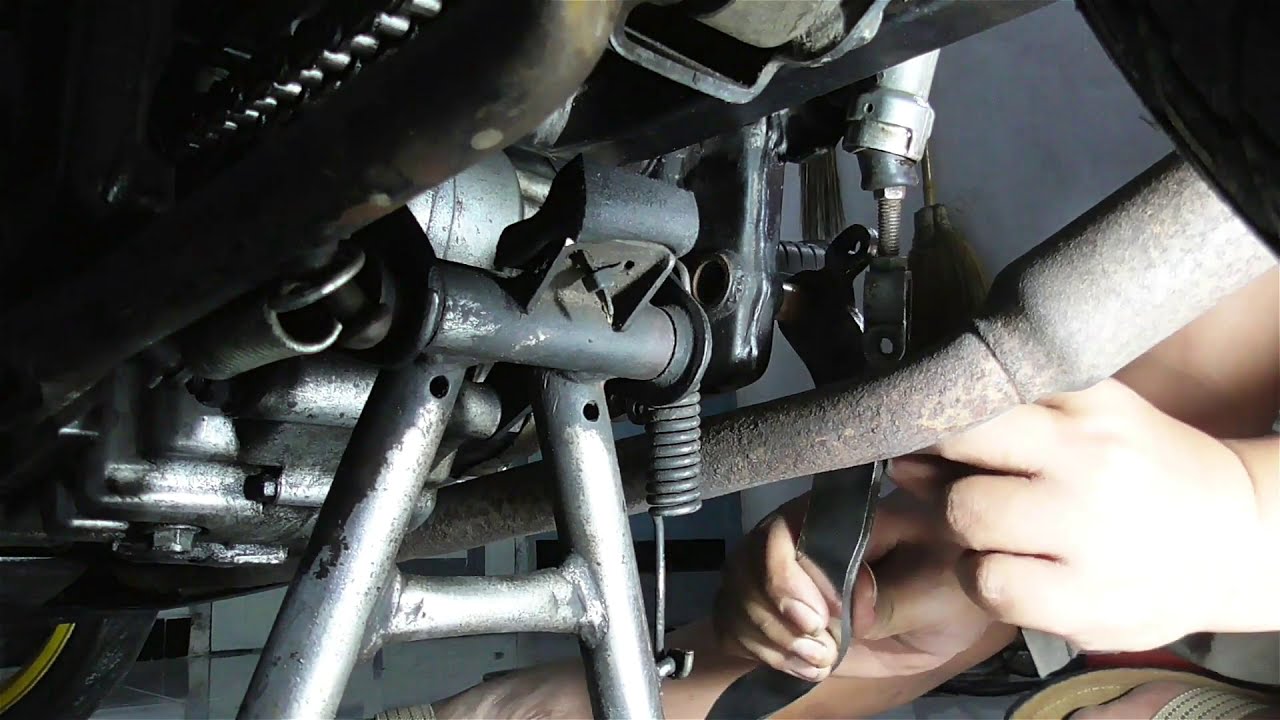 Pasang per pembalik dan plat sangkutan pedal rem biar kembali responsif kalau diinjak