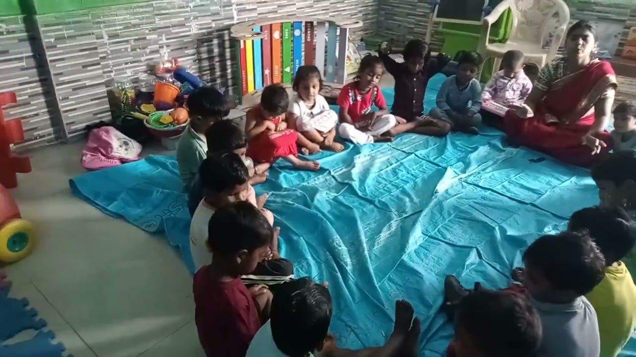 बच्चों के साथ बॉल पास 