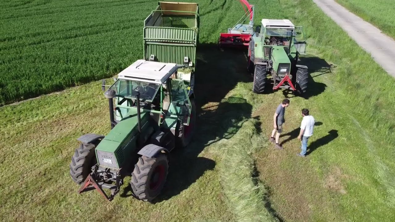 Fendt Favorit 615ls und Fendt Favorit 614lsa am Grashäcksteln mit Mengele SH40N