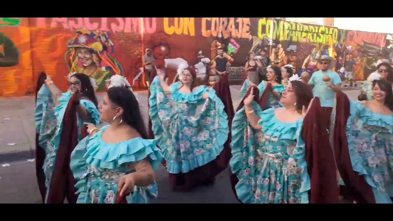 Comparsa vestidos de celeste y flores