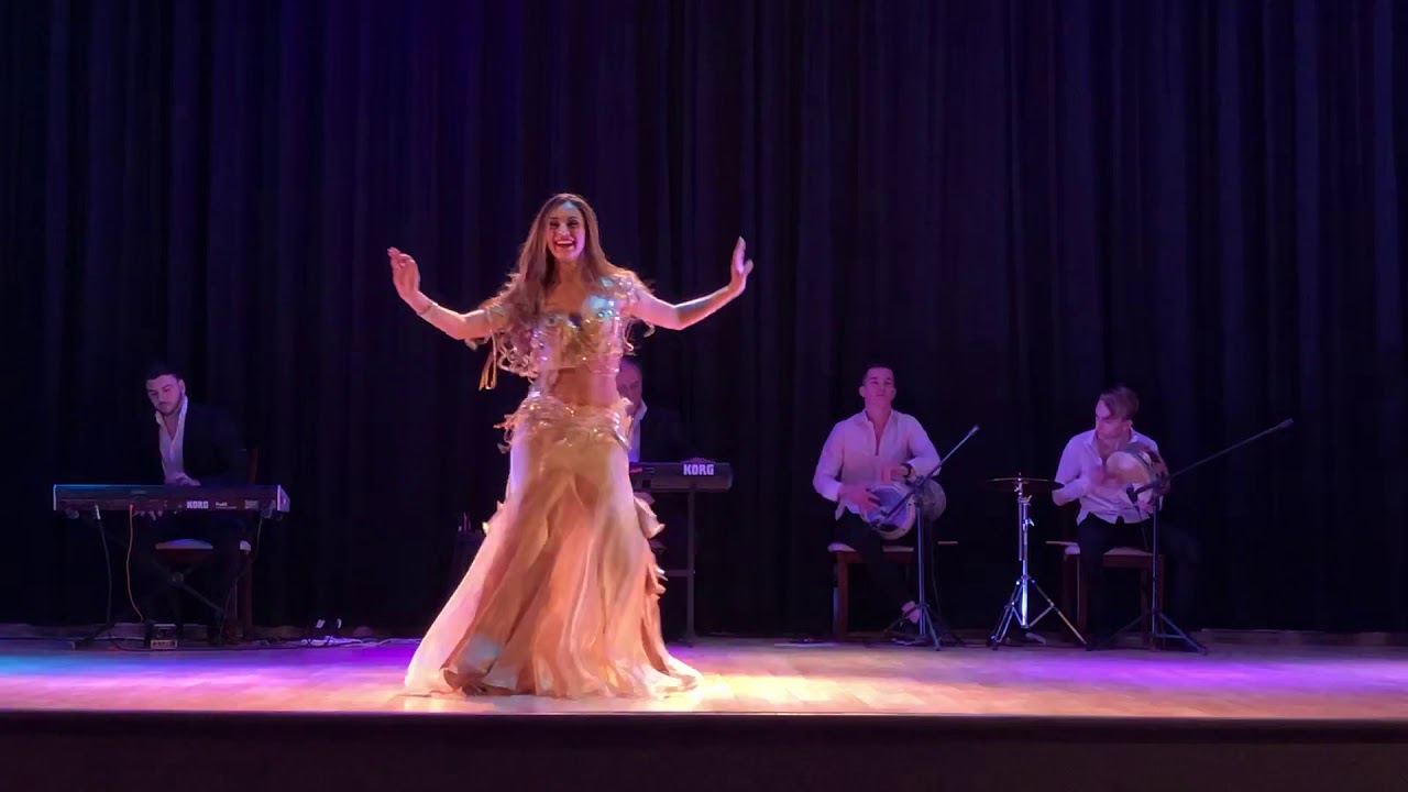 Ailín Puga junto a la Orquesta de Mario Kirlis. Portenian Baladi