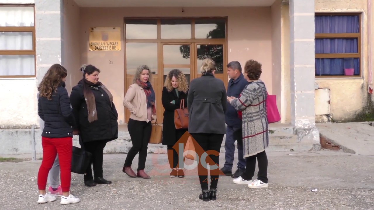 Shembet shkolla ne Darzeze te Fierit, prinderit protestojne | ABC News Albania