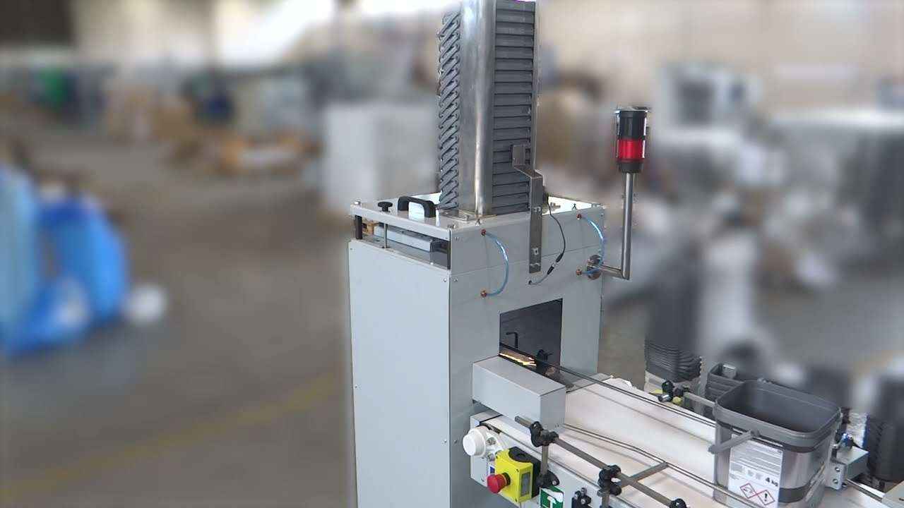 Automatic square bucket feeder