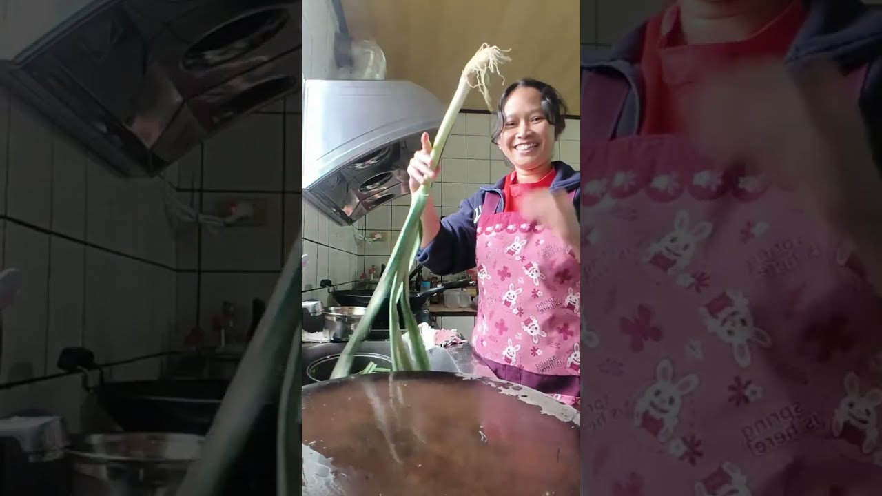 Aktivitas di sore hari,masak buat majikan & teman temannya.✌️✌️