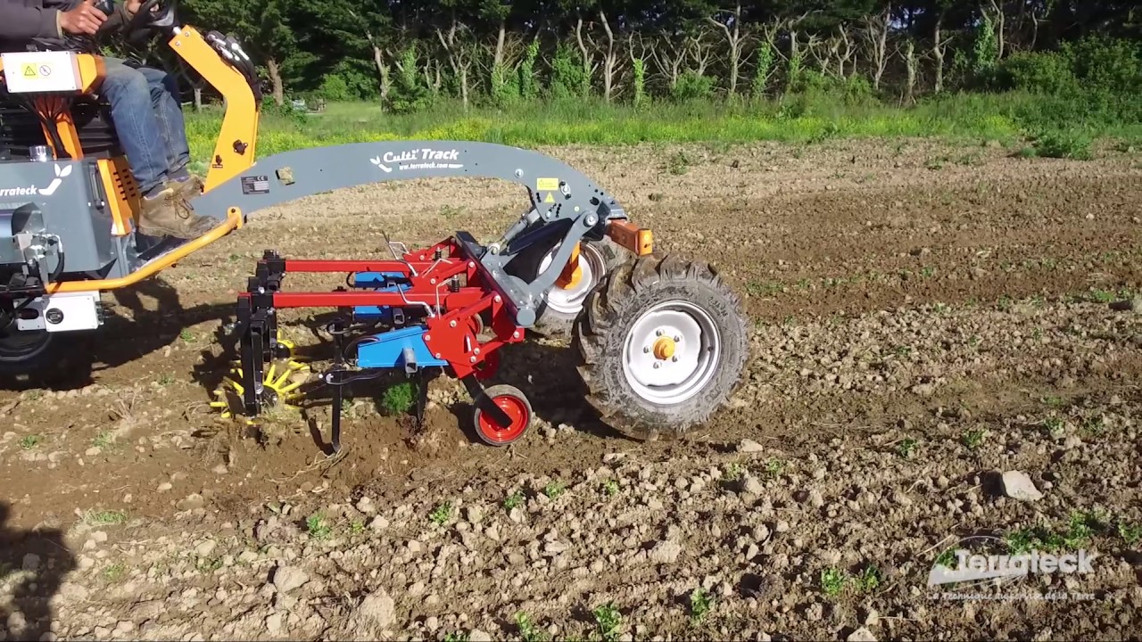 Cultitrack tool carrier with 2 rows cultivator with finger weeder