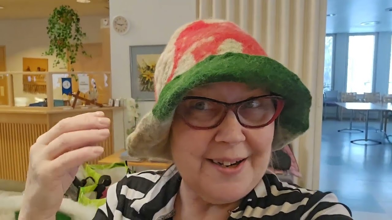 Saunahatun huovutus.Felting a sauna hat.