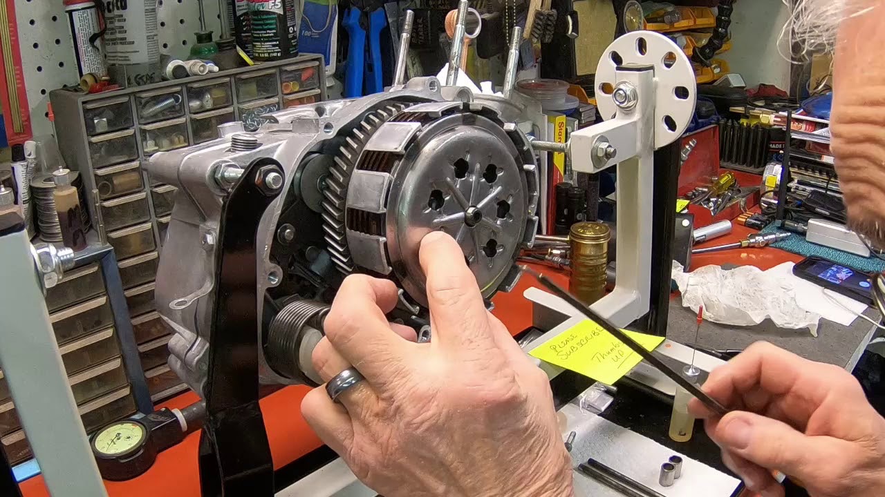 Сцепление, боковая крышка и масляный насос мотоцикла Suzuki TC125 в сборе