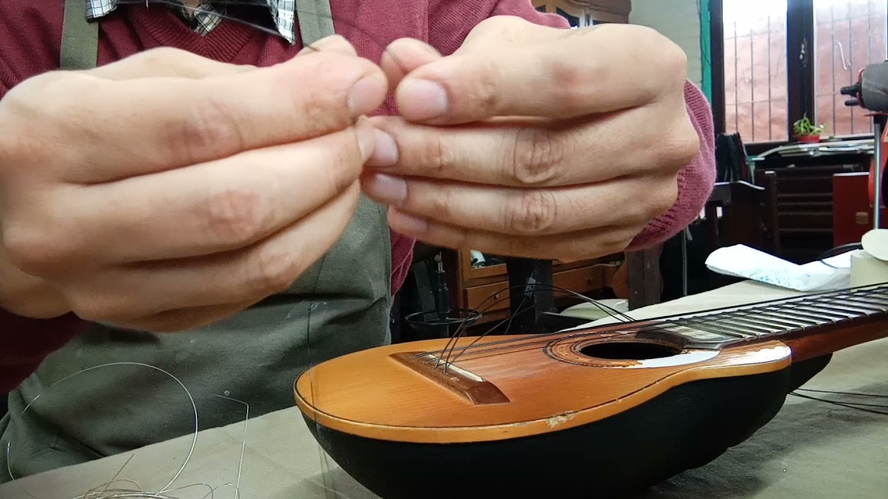 Luthoriales crudos. Cambio de cuerdas de charango