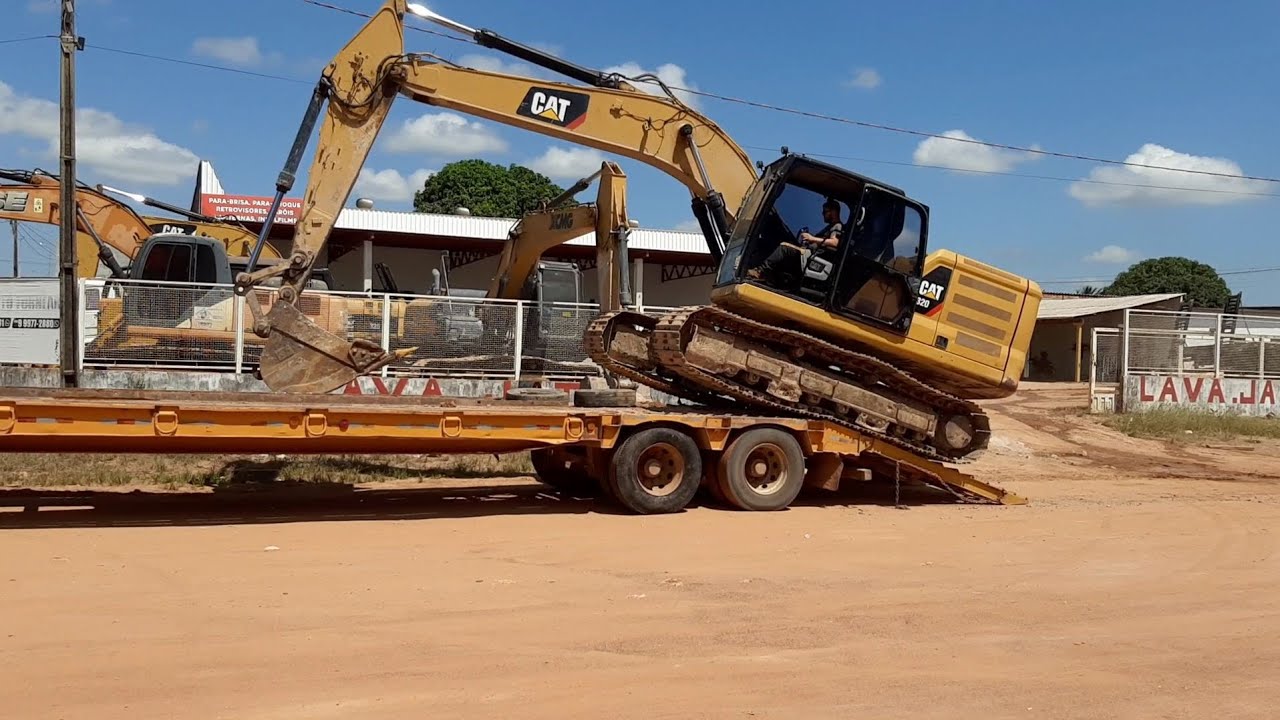 Embarcando escavadeira hidr&aacute;ulica CAT 320 next gen na prancha!