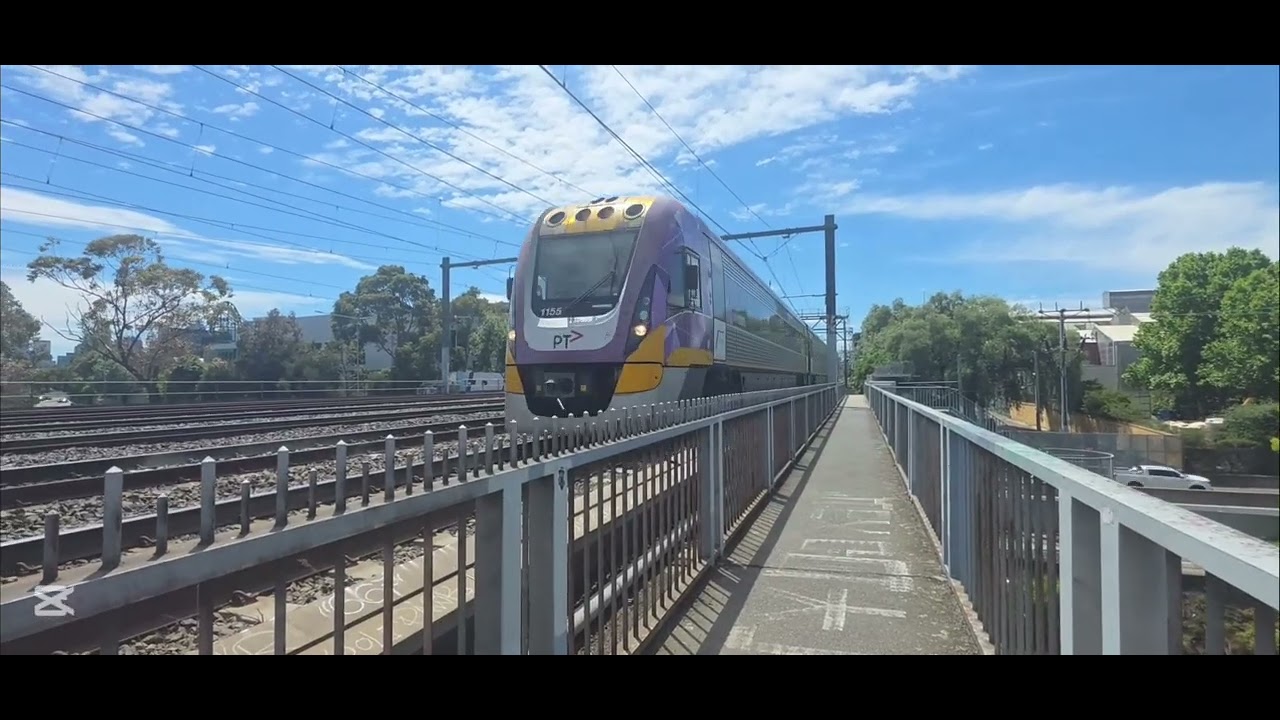 Trains at Cremorne Bridge 