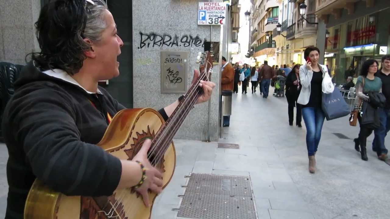 Loli cantando "Resistiré"