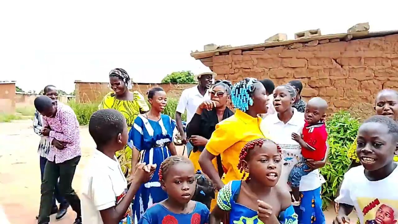 Discípulos do profeta kacou Philippe Em Angola, após o culto na congregação do lucapa/ Lunda norte.