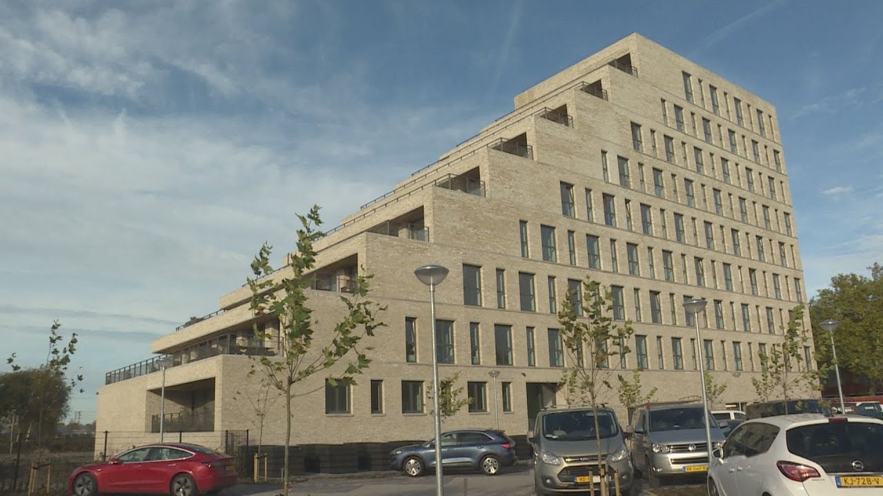Is het een cruiseschip of een reuzentrap? Opvallend gebouw aan Zilverpark in Lelystad is klaar