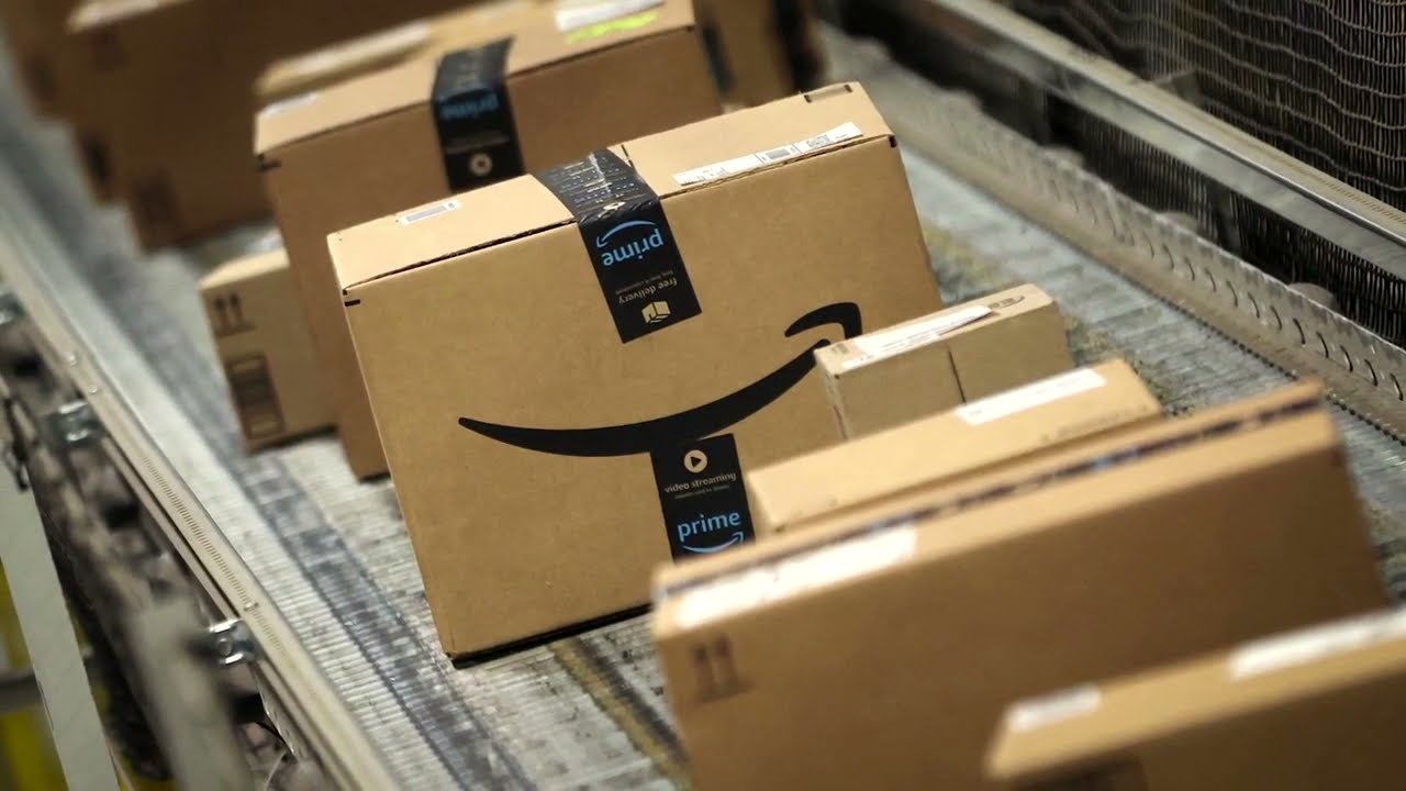 US retailers offer steep discounts on Cyber Monday | REUTERS