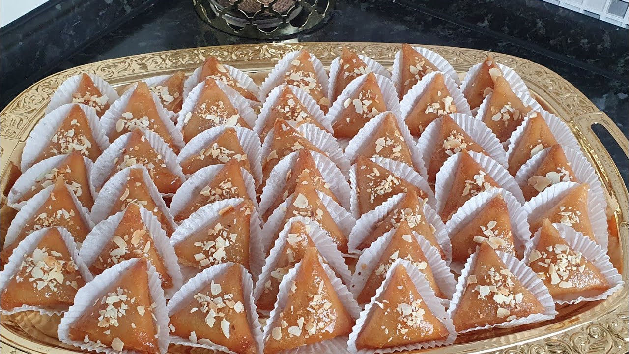 بريوات باللوز معلكين رائعين شاربين العسل