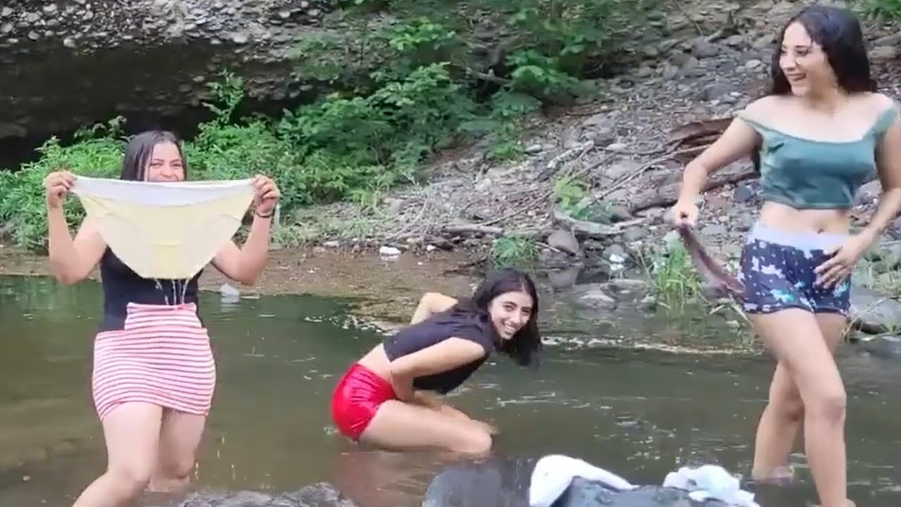 estas chicas labando los🤩chones👙 en el rio😍