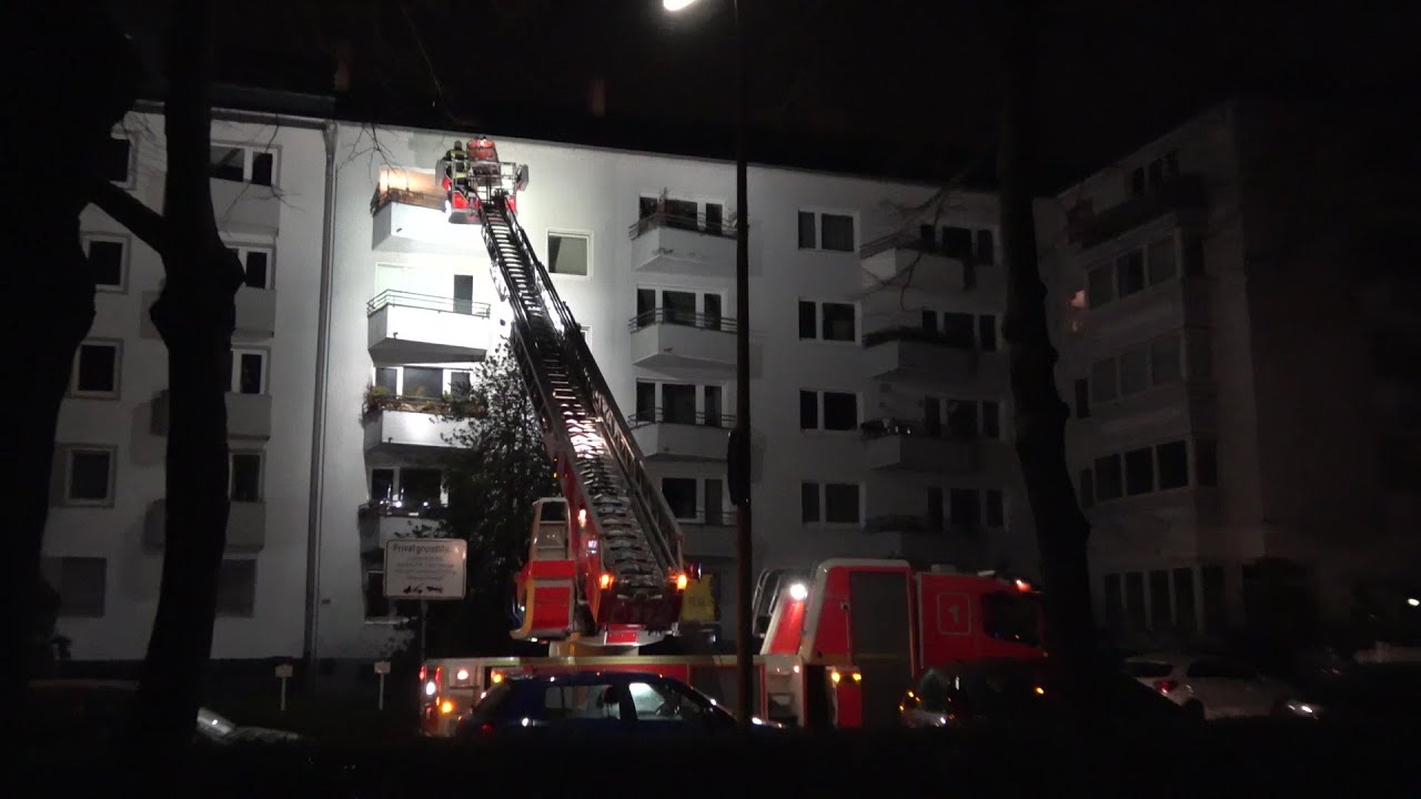 Patientenrettung &uuml;ber Drehleiter  mit Korb am Feuerl&ouml;schbootsteiger in Bonn am 05.01.21