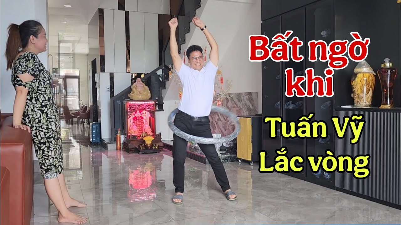Tuấn Vỹ lắc vòng. Có 1 không 2