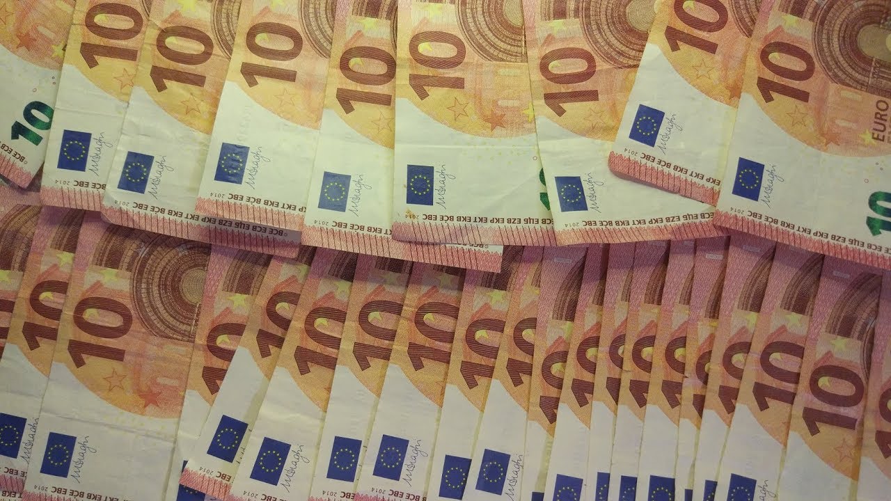 Counting 10&euro; banknotes - 10 EUROS