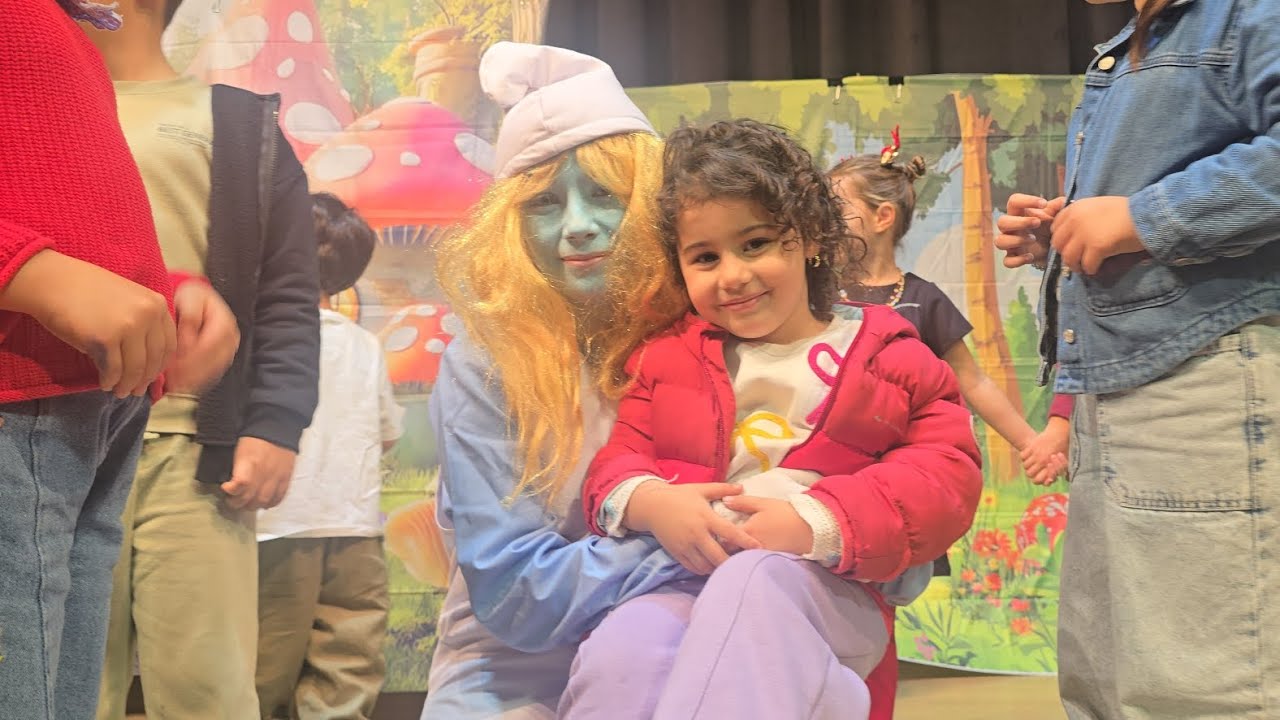 Ayla ve Deniz şirinler tiyatrosuna gittiler/ eğlenceli bir gün 