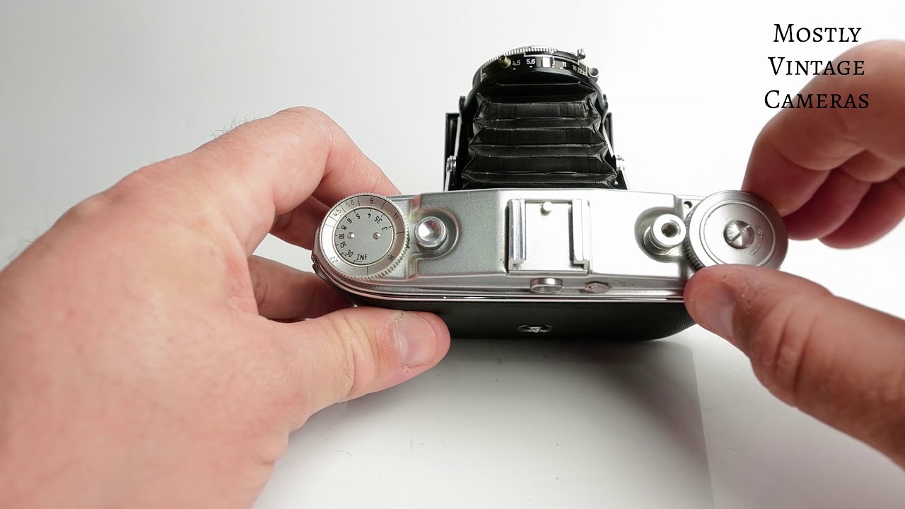 Agfa Isolette Mk II — недорогая среднеформатная фотокамера в винтажном стиле.