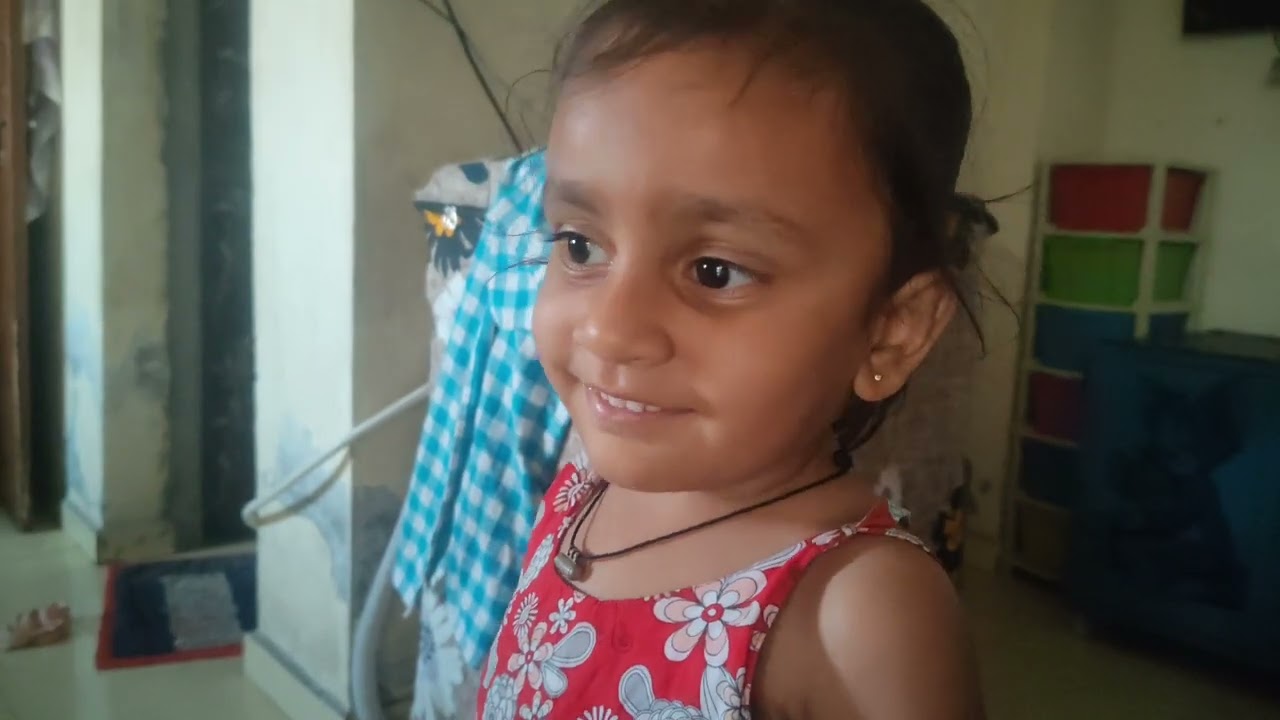 Navya mummy ko ghar ke kam mein help kara rahi hai