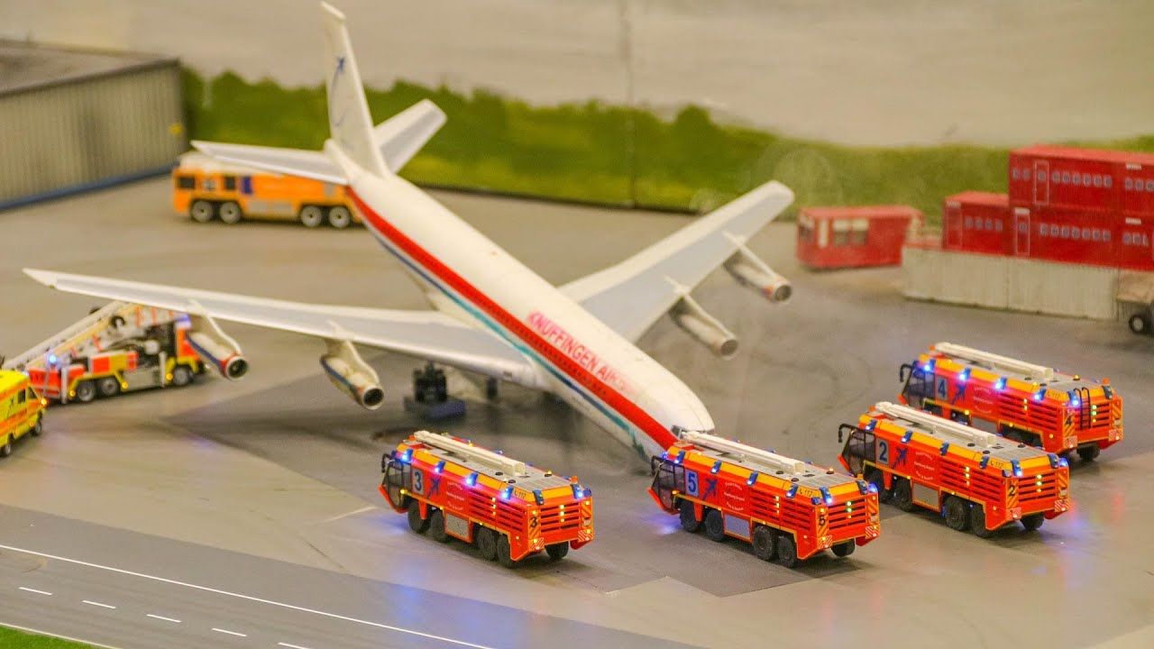 [FLUGZEUG BRENNT AM FLUGHAFEN] EINSATZ IM MINIATUR WUNDERLAND HAMBURG - [FLUGHAFENFEUERWEHR] -