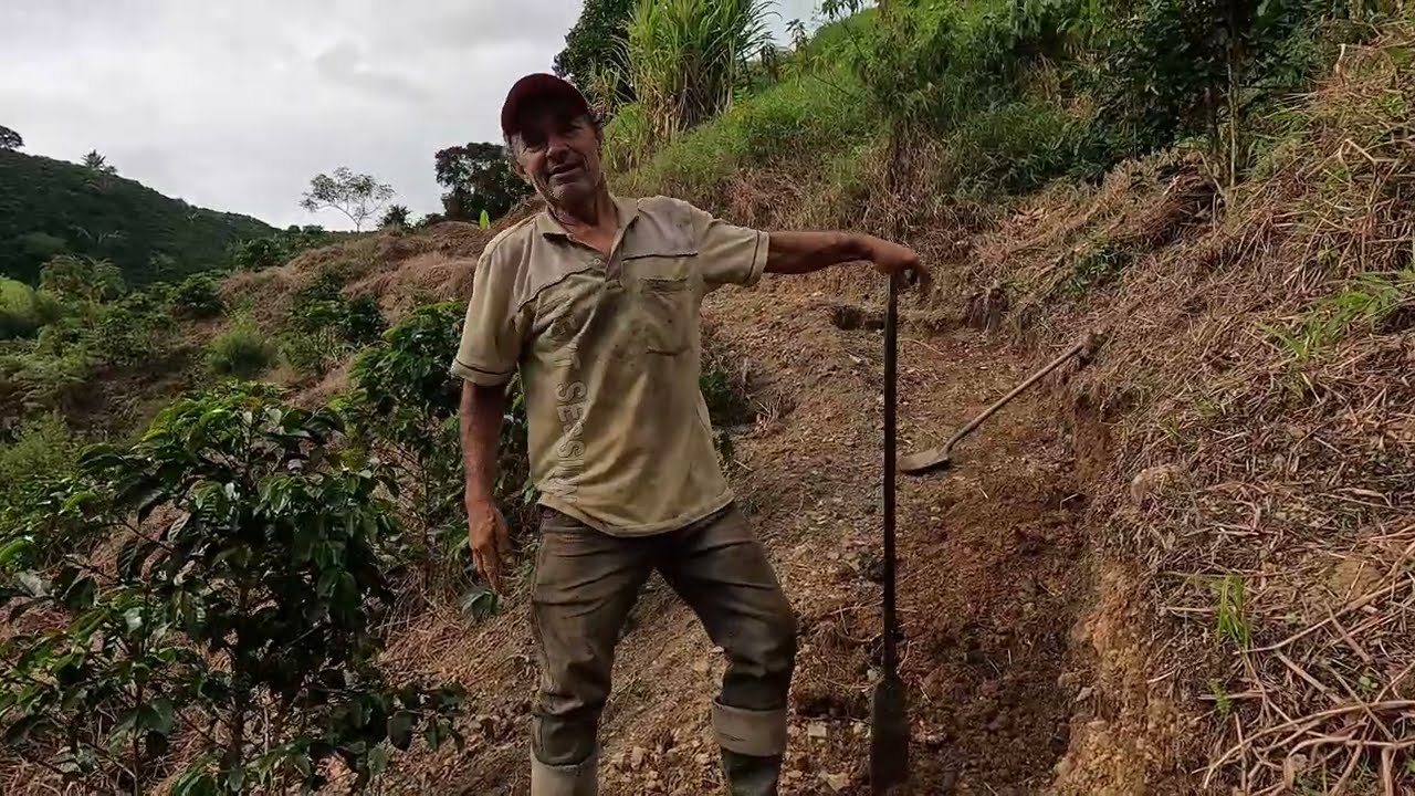 Con Lucas al lado y las gatas detrás: así empieza nuestra jornada campesina
