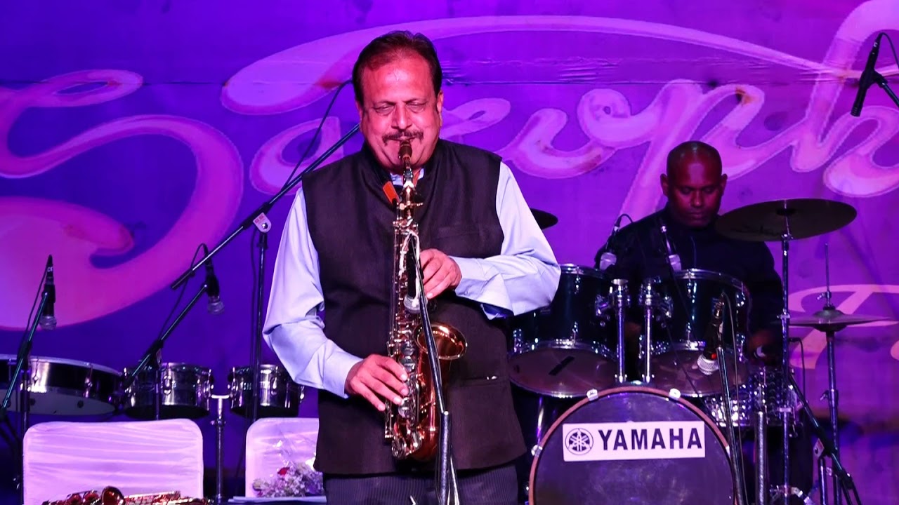 Sadanand Ingle and Aslam Khan Playing Raat Ke Humsafar