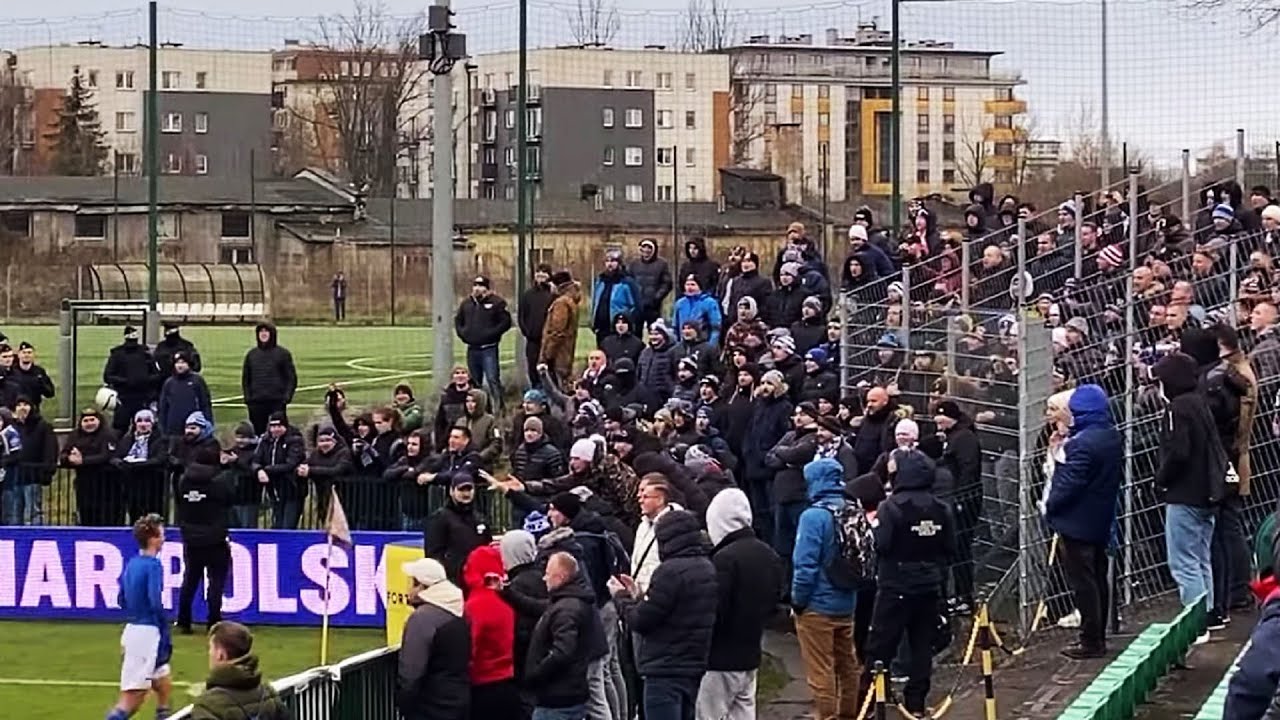 Kibice i piłkarze Lecha po wygranym meczu w Krakowie z Garbarnią | 01.12.2021