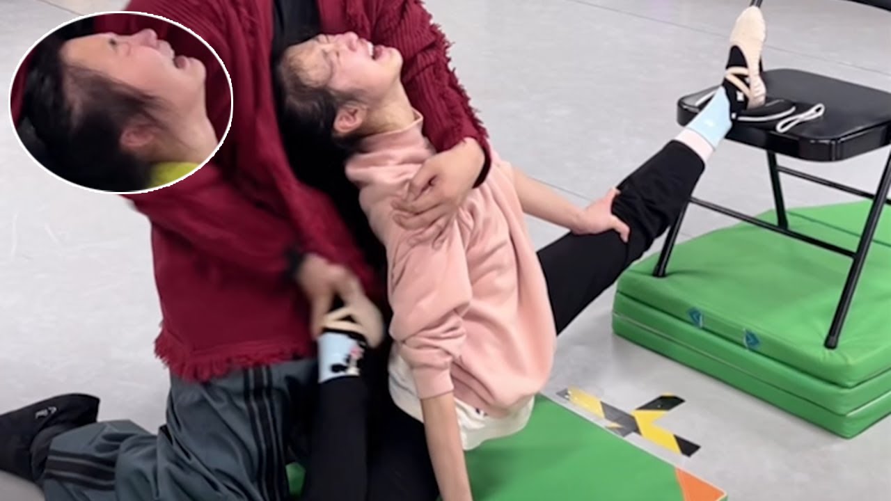 トレーナーは脚と足の裏に力を入れるのを手伝った。 彼女たちは痛みに悲鳴を上げたが、トレーニングを諦めることはなかった