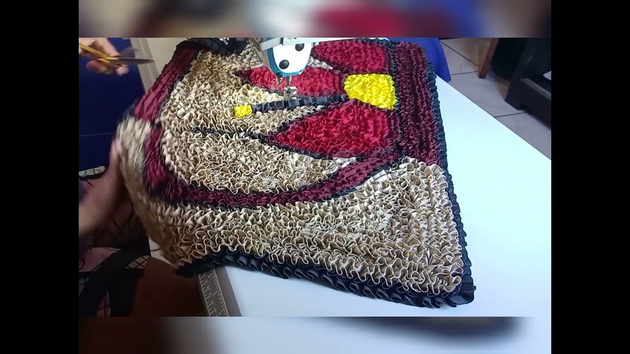 Tapetes de frufru finalizando mais um tapetinho medida 70x50 #empreendernoartesanato #tapetefrufru 🥰