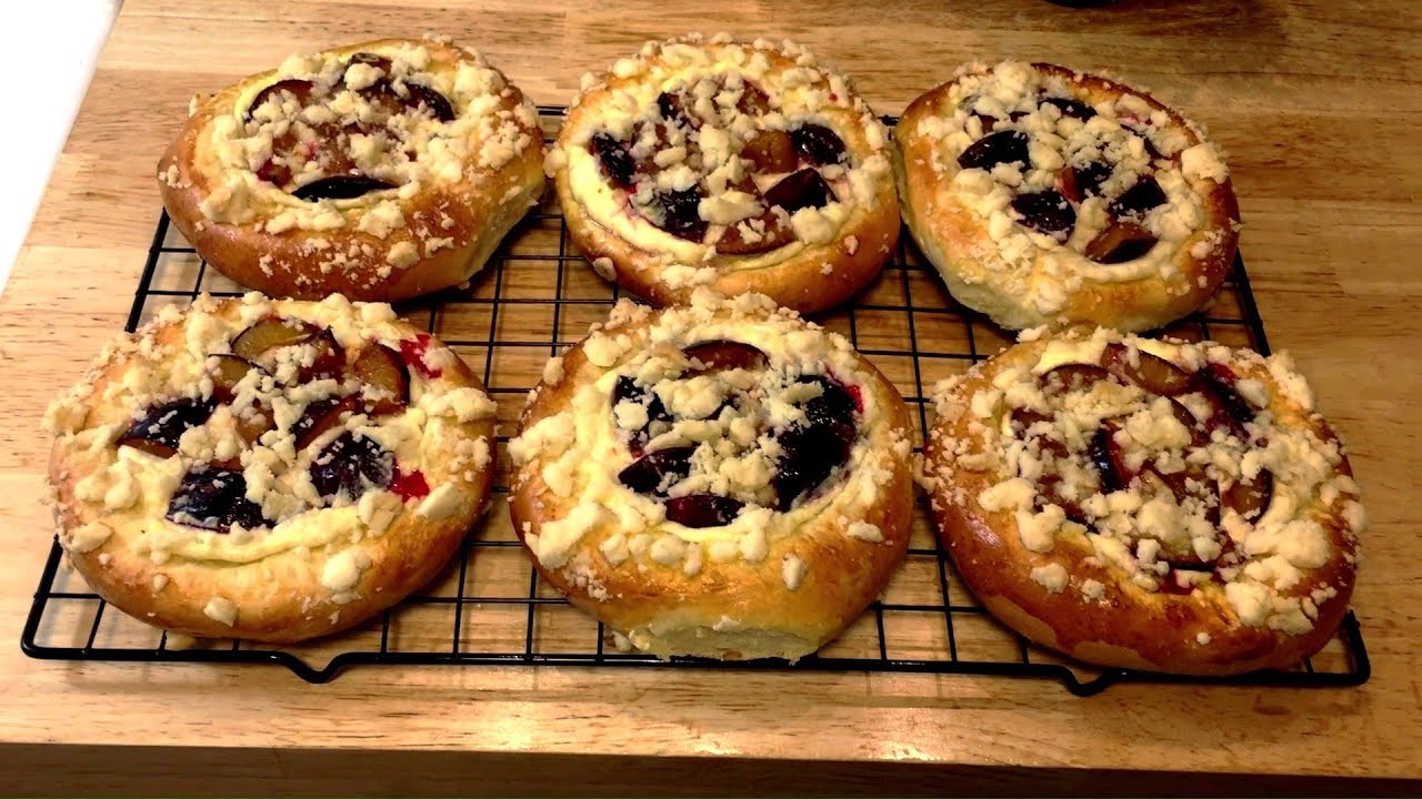 Bułeczki Drożdżowe z Serem, Śliwkami, i Kruszonką / Yeast rolls with cheese, plums and crumble.