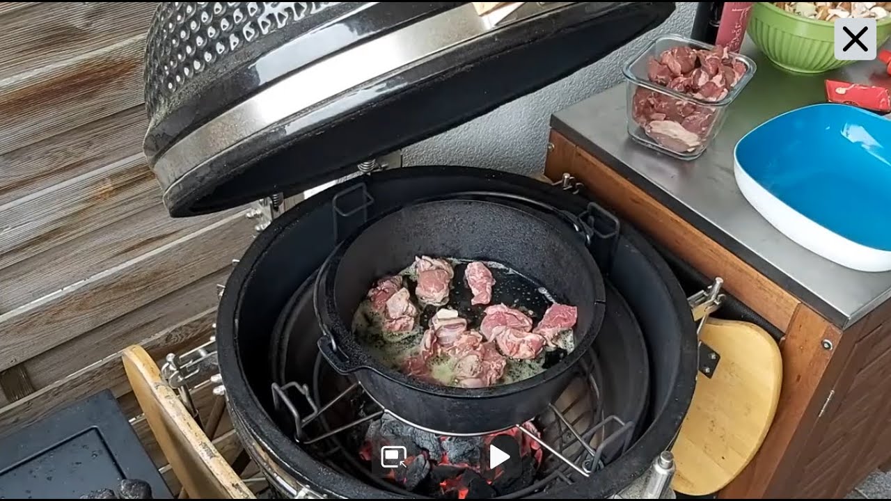 Lammgulasch aus dem Dutch Oven mit Rosmarinkartoffeln - Roettgen Braai Master