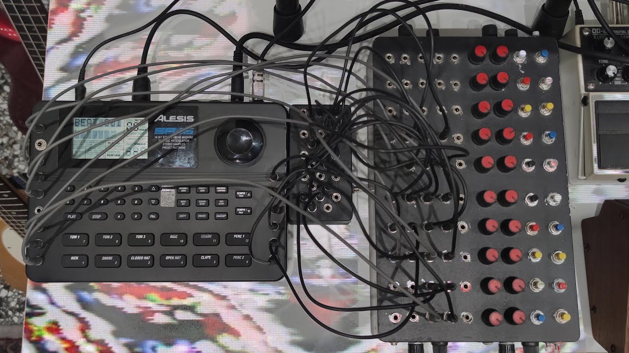 Alesis SR-16 Circuit bent Drum Machine | Glitch | Circuit bending