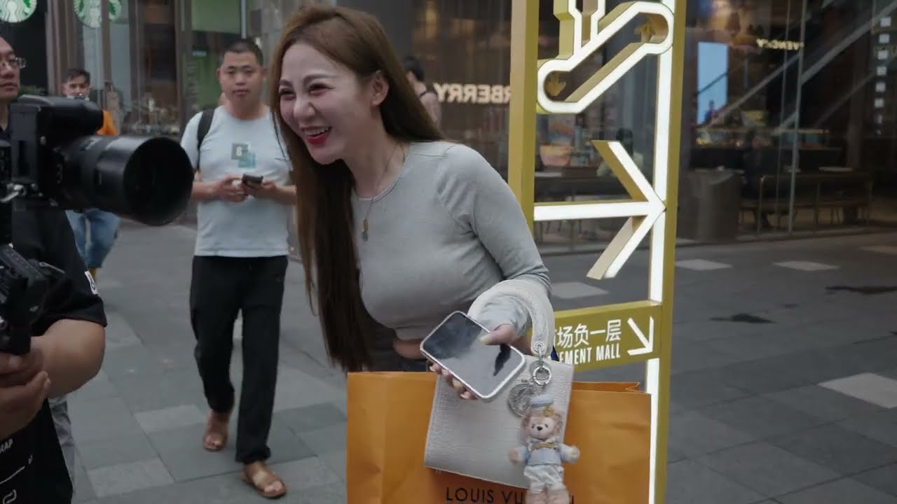 4K 街拍成都太古里实况，真是女多男少，今天有几个身材很好的女生