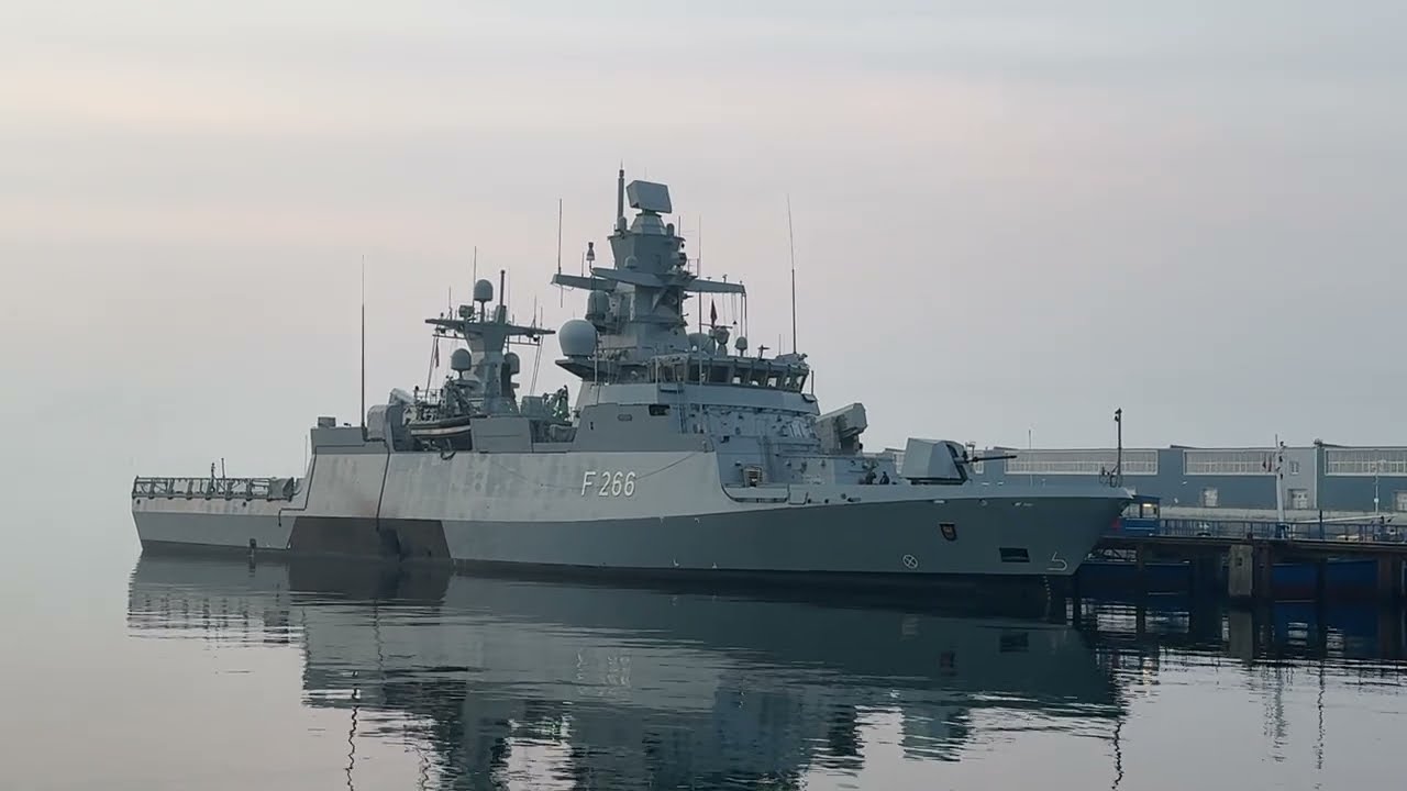 Auf Erprobungsfahrt: Korvette EMDEN (F 266) in der Kieler F&ouml;rde am Scheerhafen 11.3.2025