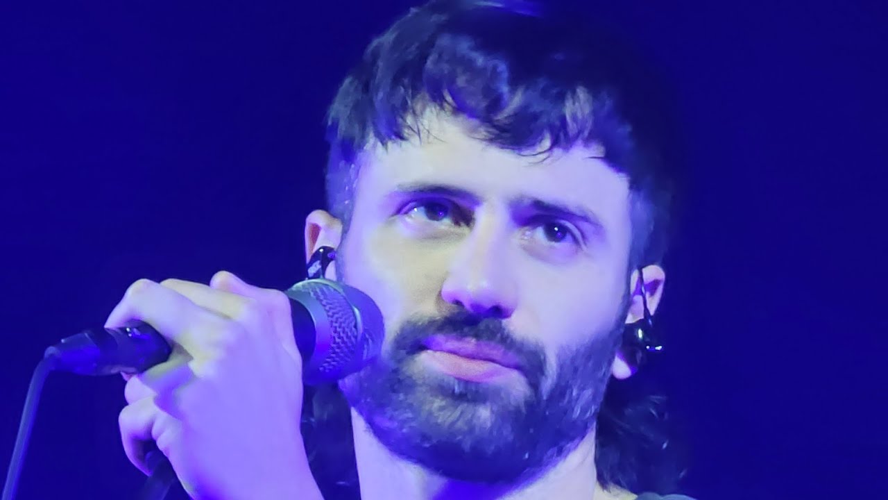 fast animals and slow kids - intro + una vita normale (live @Alcatraz_Milano 04-12-24)