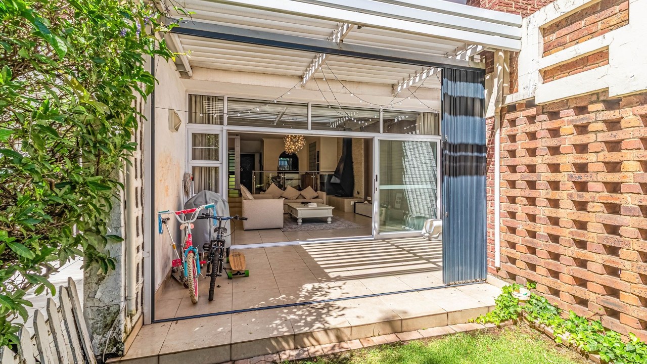 THREE BEDROOM THREE BATHROOM DUPLEX FOR SALE IN SOUTHG AFTER SENDERWOOD