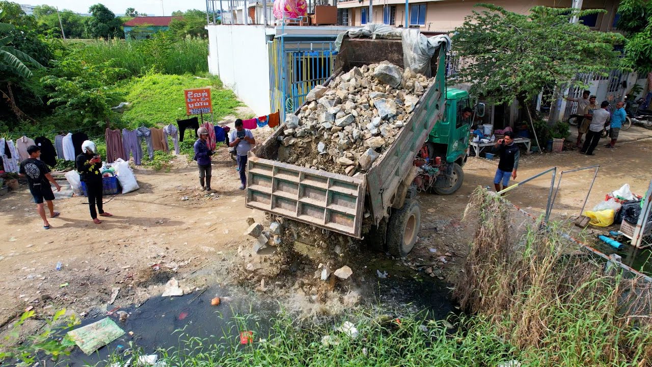 Start the best  project for bulldozer KOMAT'SU D20P push stone for filling the flood truck 5t unload