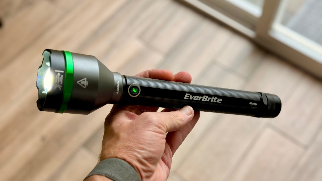 EverBrite “5000 Lumens” Rechargeable Flashlight Review: Zoomable + 5 Modes